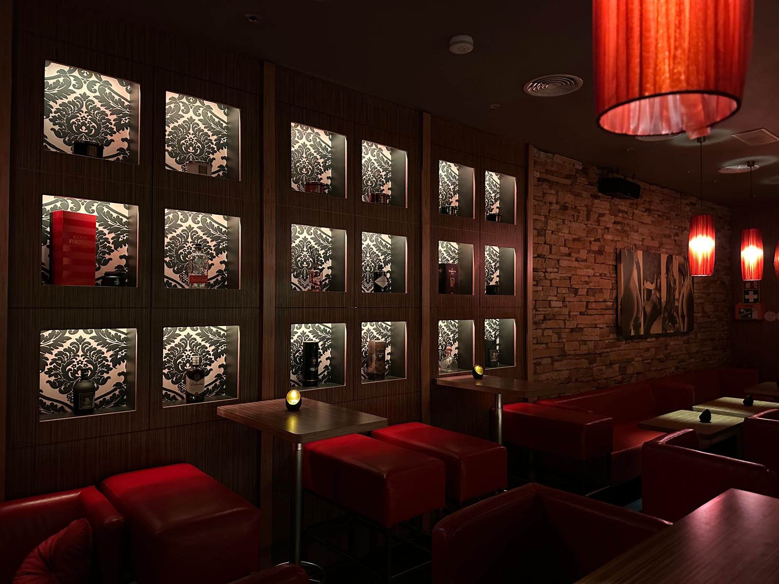 Lounge-Bereich mit Damast-Nischen und warmem Licht - FOX Club Vienna